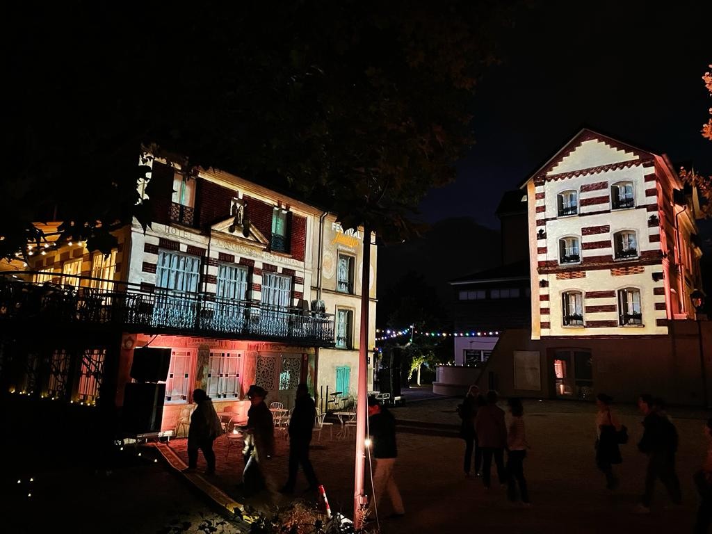 Pleins feux sur le premier spectacle son et lumière du festival sur Degas qui métamorphose les maisons Fournaise et Levanneur. 