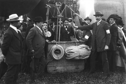 Grand prix de l'Aéro Club de France, le 26 juin 1910, départ de Mlle Marvingt sur La Lorraine [aéronaute dans la nacelle d'un ballon, à l'hippodrome de Longchamp]